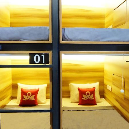 Zen Hostel Gubeng Station สุราบายา ภายนอก รูปภาพ