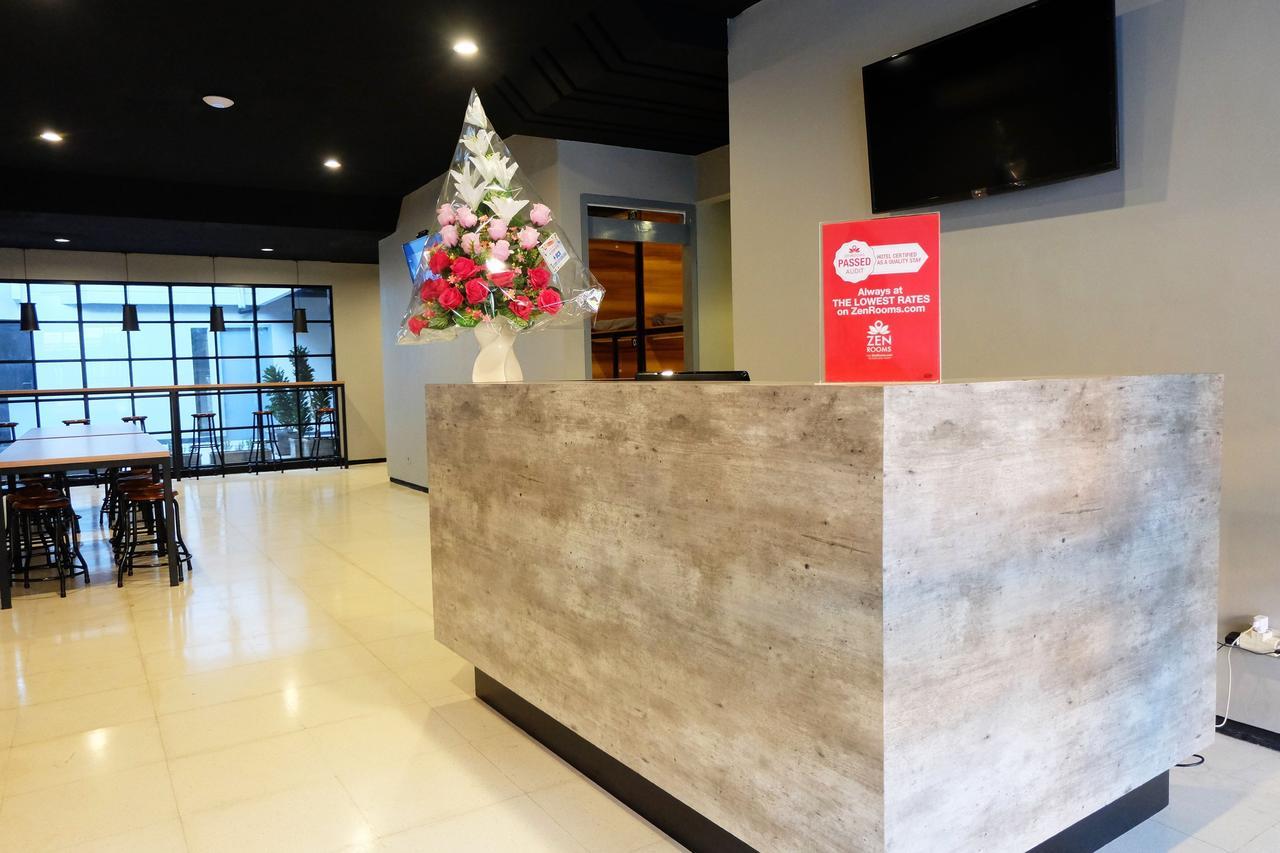 Zen Hostel Gubeng Station สุราบายา ภายนอก รูปภาพ