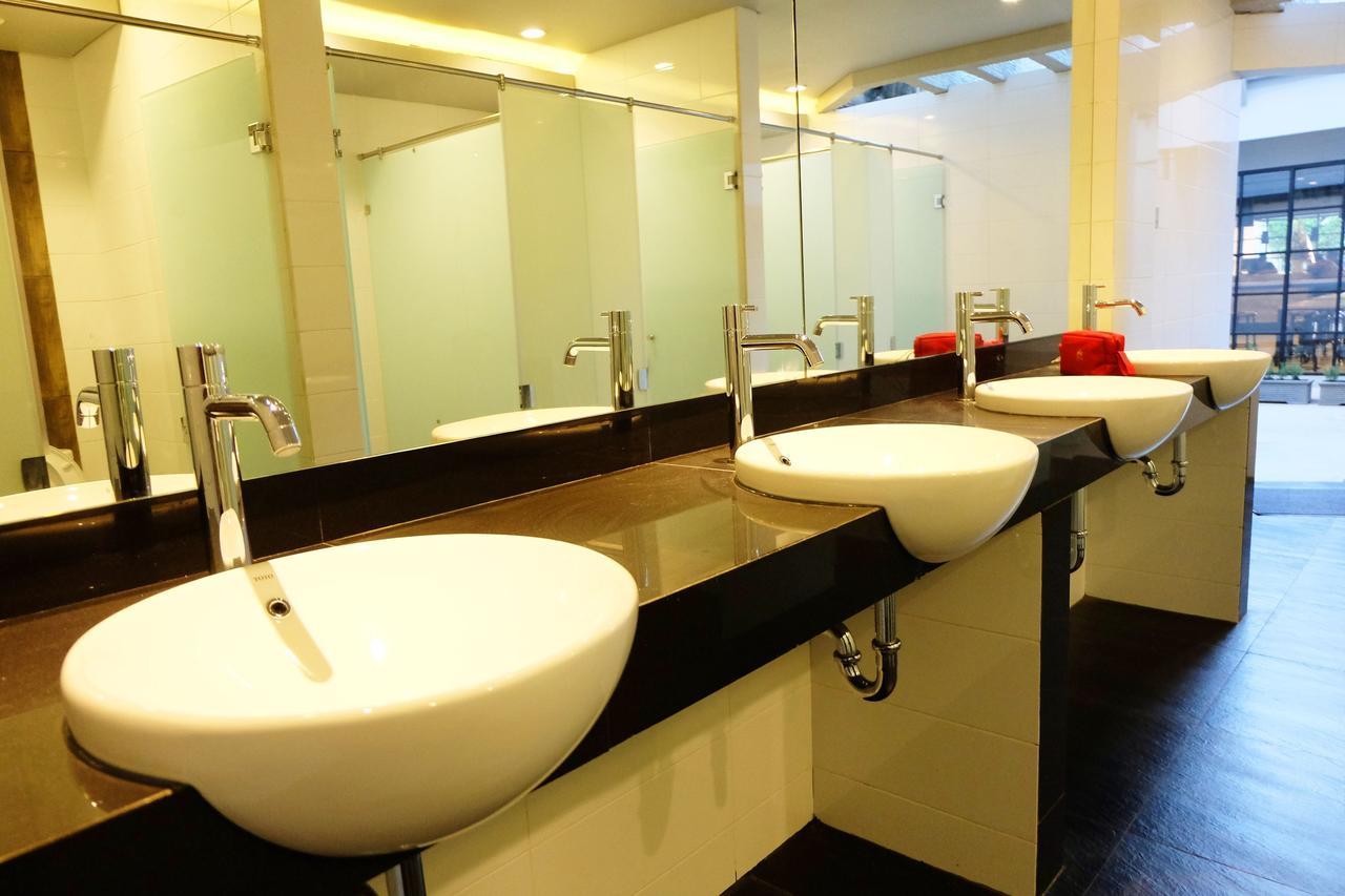 Zen Hostel Gubeng Station สุราบายา ภายนอก รูปภาพ