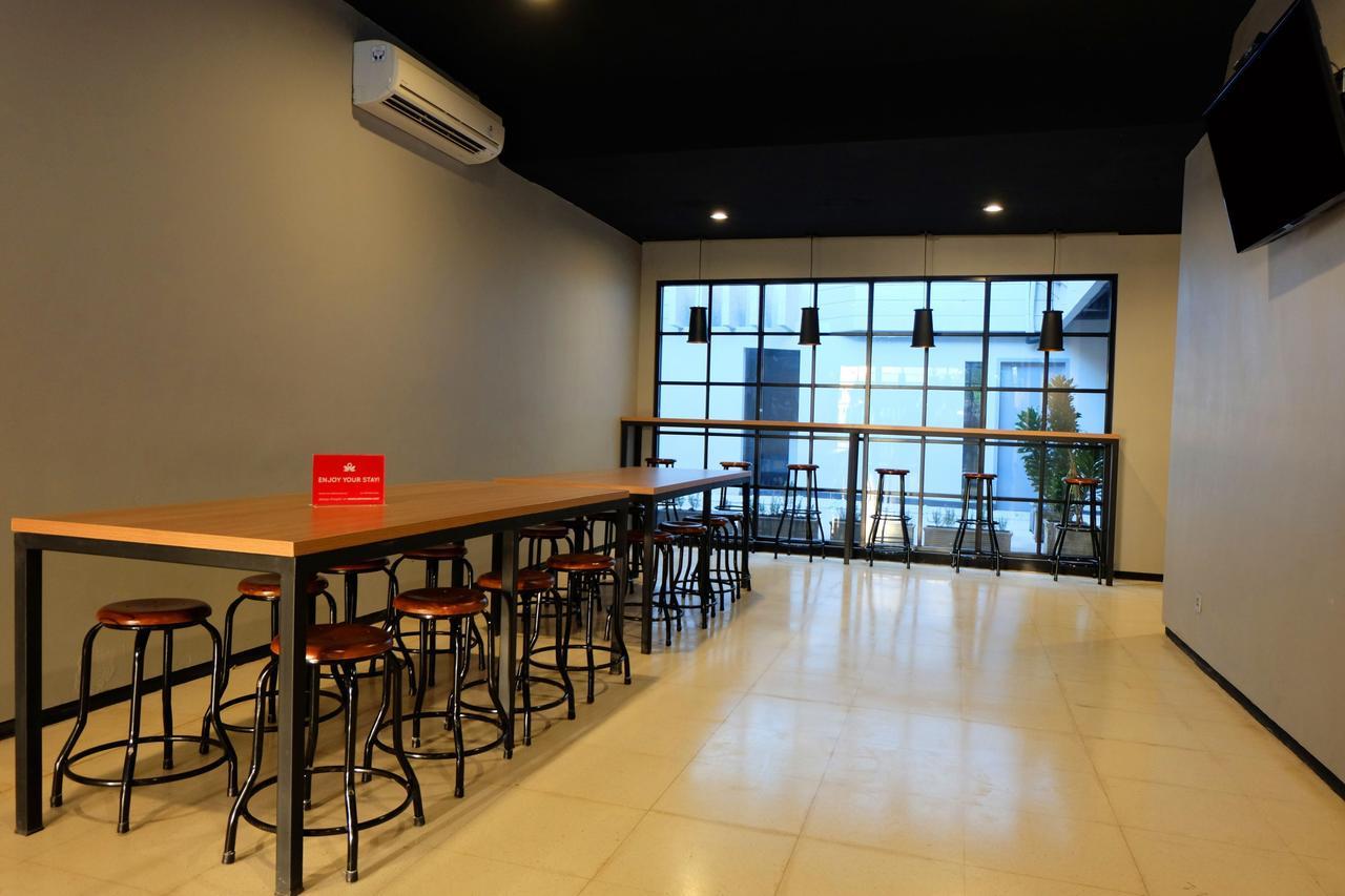 Zen Hostel Gubeng Station สุราบายา ภายนอก รูปภาพ