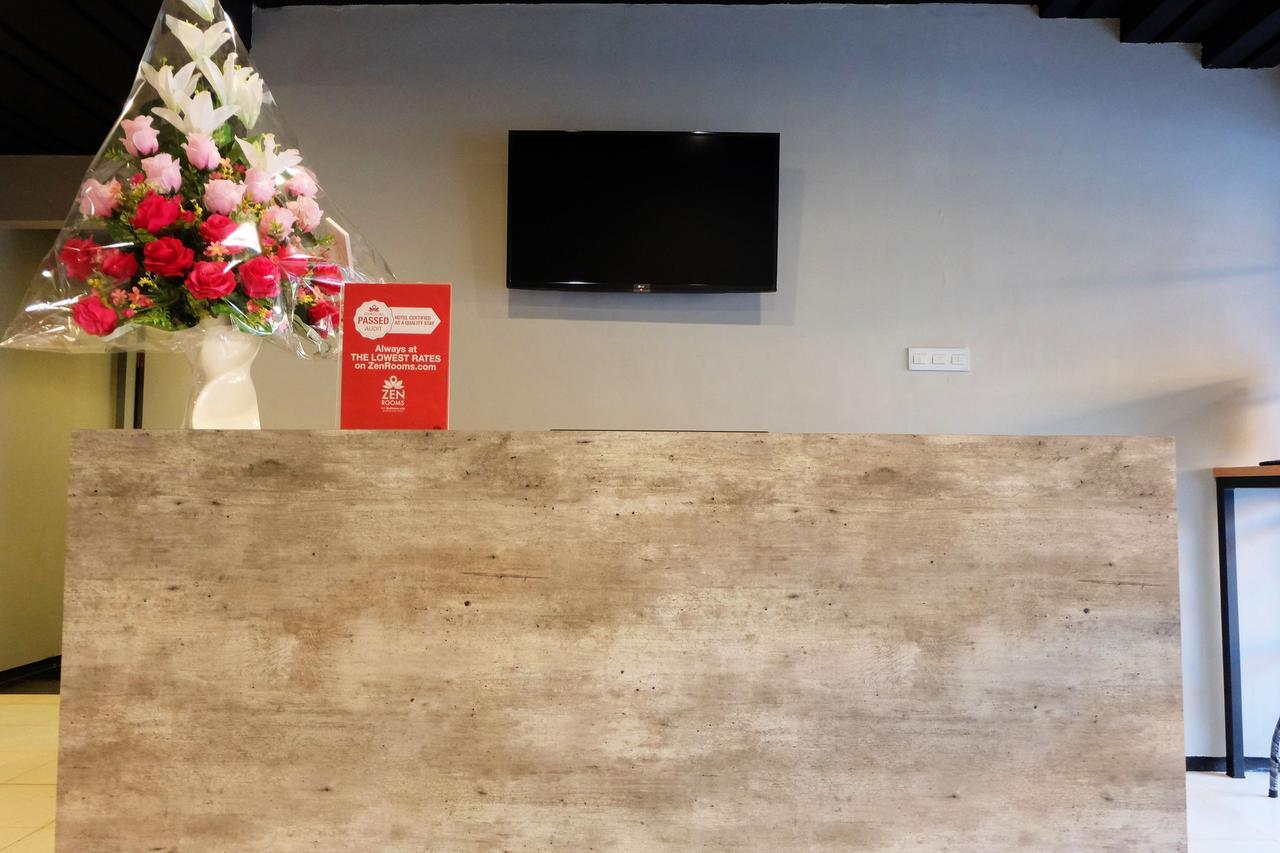 Zen Hostel Gubeng Station สุราบายา ภายนอก รูปภาพ