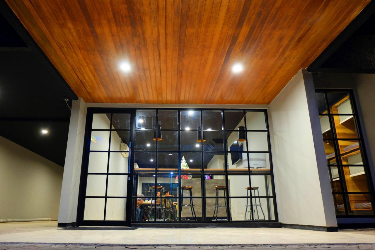 Zen Hostel Gubeng Station สุราบายา ภายนอก รูปภาพ
